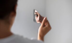 Lee más sobre el artículo Diálogos internos: Cómo conversar contigo mismo usando herramientas proyectivas